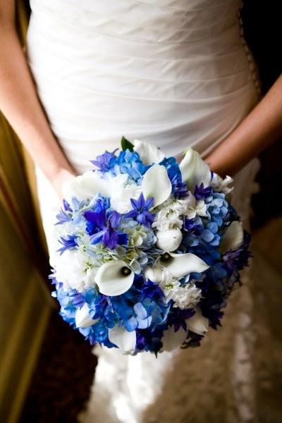 To create the bouquet we used white tulips light and dark blue hydrangea To create the bouquet we used white tulips light and dark blue hydrangea