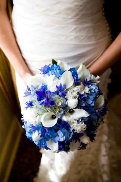 To create the bouquet we used white tulips light and dark blue hydrangea 