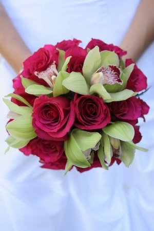 Amazing red and green bouquet idea made with deep red roses and green 