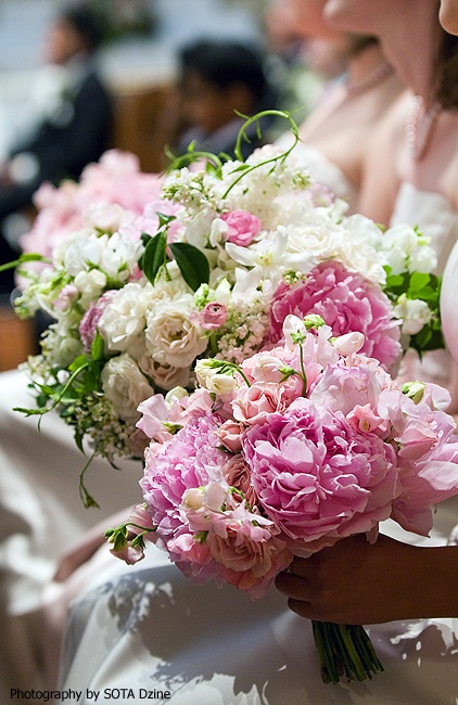 Gorgeous bouquet ideas in light pink and white featuring peonies and roses