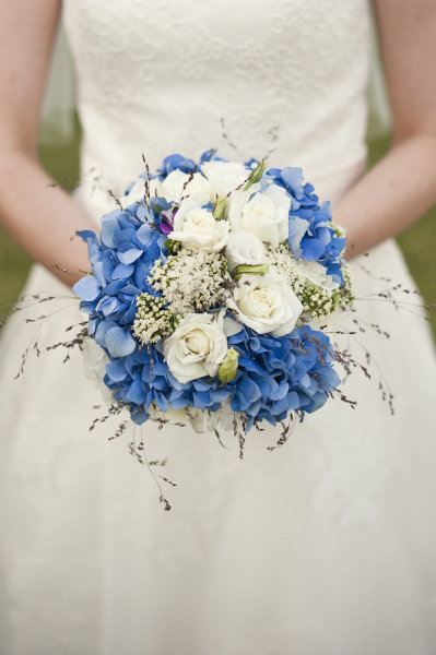 blue-white-wedding-bouquet
