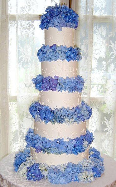 blue hydrangeas look on this wedding cake