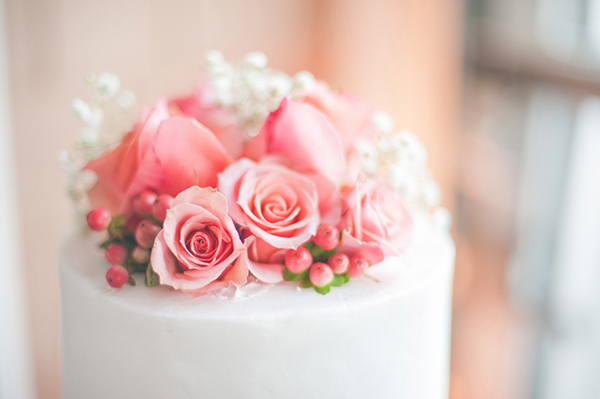coral roses on a cake