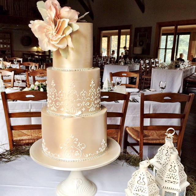 gold with white swirls wedding cake
