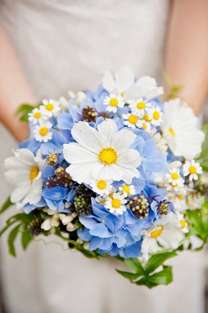 Rustic bouquet daisies and hydrangeas